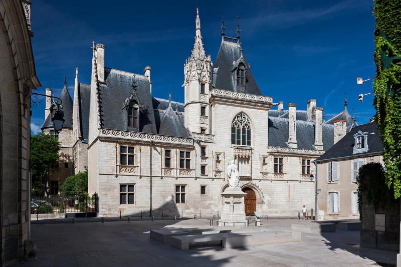place-et-palais-jacques-coeur-bourges_xgaplus
