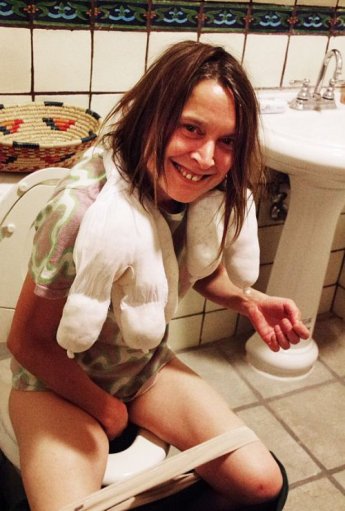 sarah-lucas-op-toilet--w500